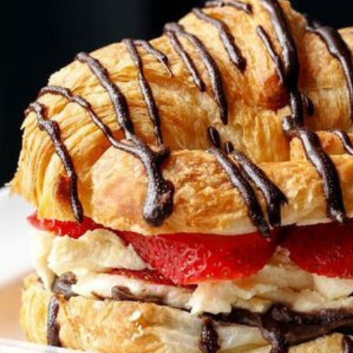 Cuernito de Fresas con Crema