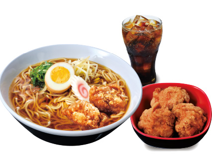 Tokyo Kara ague Lamen - Caldo especial preparado a base de shoyu, carne suína e frango, servido com macarrão, broto de feijão (moyashi), naruto (carne de peixe), ovo temperado e acompanhado com o nosso delicioso Kara ague.