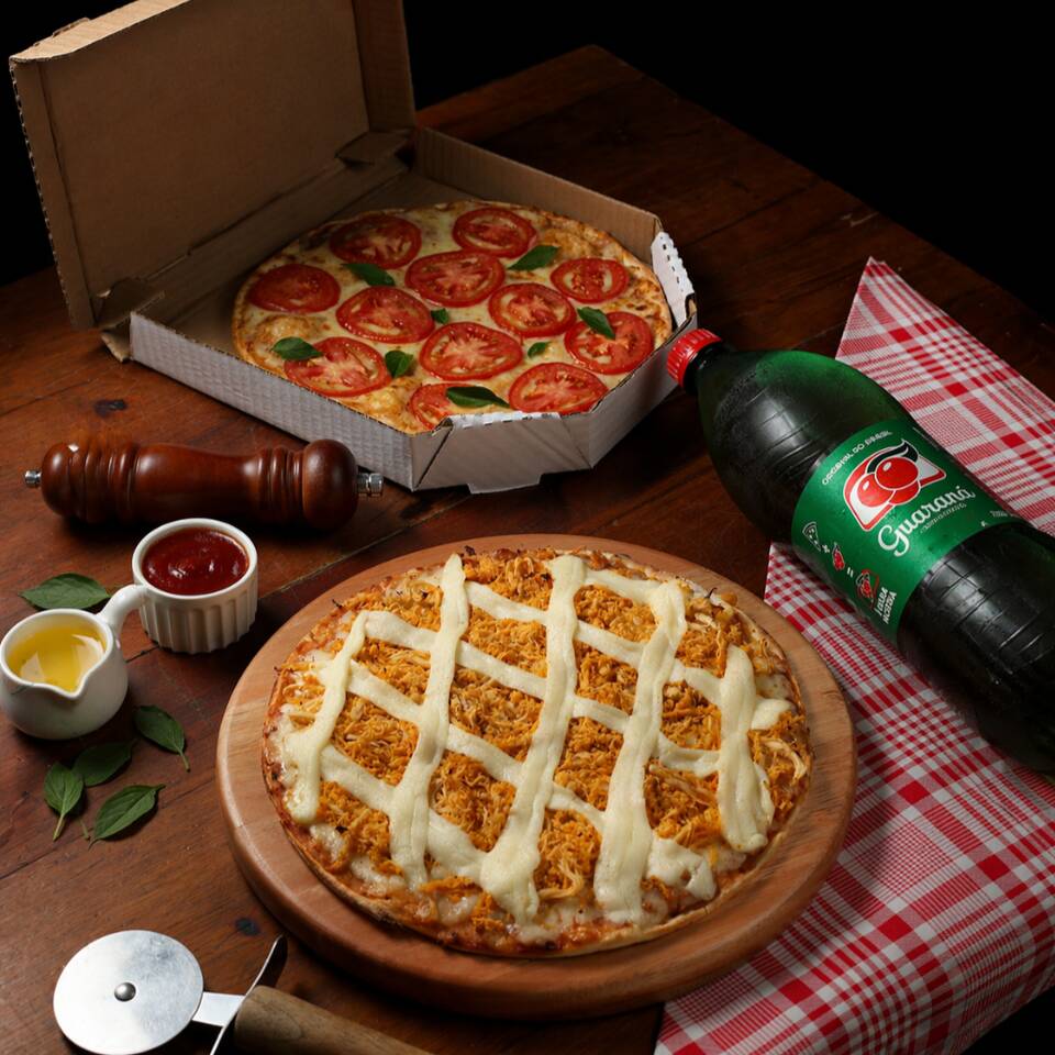 Duas pizza família de 35cm, com borda dourada e generosa cobertura, perfeita para compartilhar! Acompanha um refrigerante gelado de 2 litros para completar a experiência. Ideal para reunir a galera e saborear cada fatia com muito prazer. Sabor, tamanho e refrescância em uma só oferta!