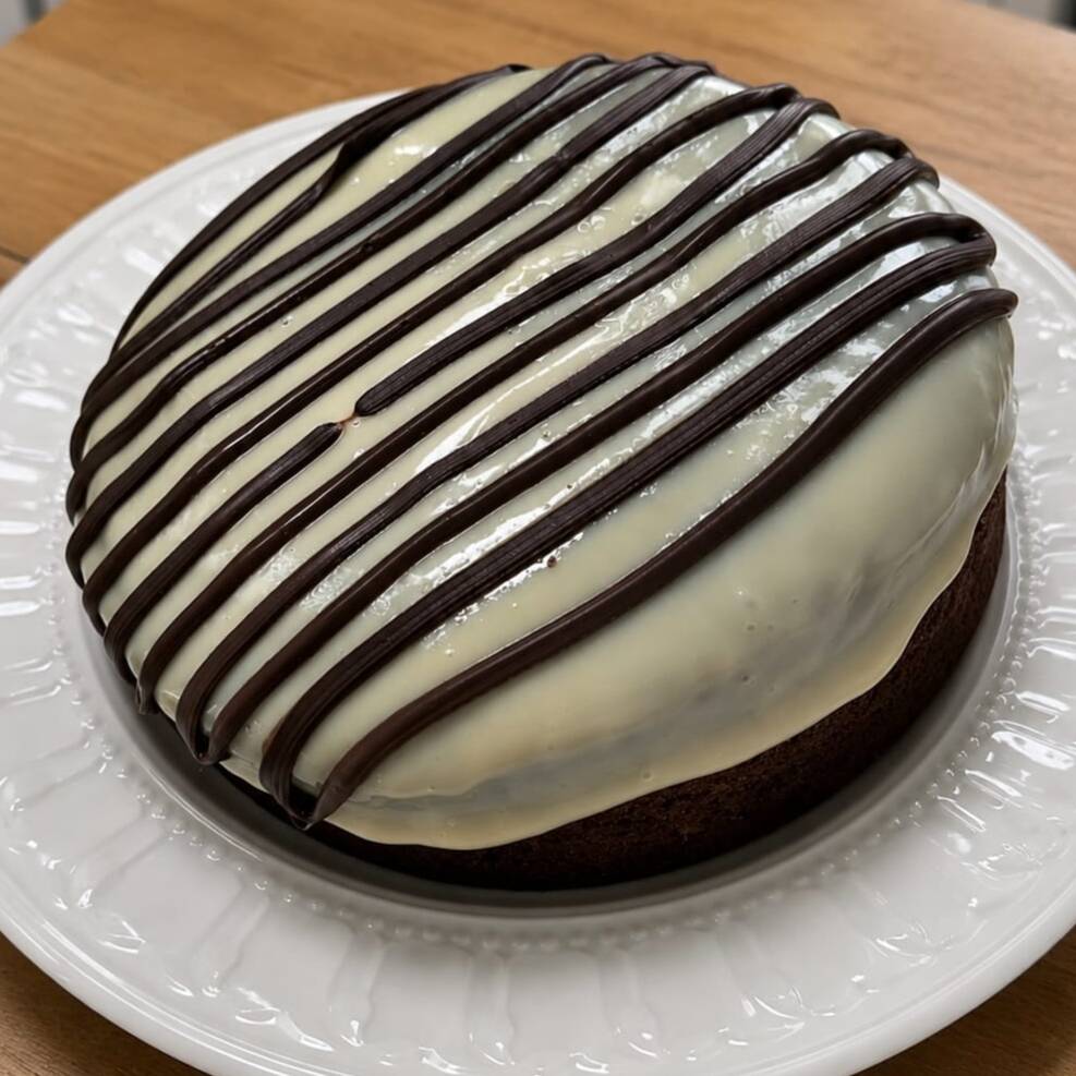 deixa cada fatia ainda mais irresistível.Uma explosão de sabor para os apaixonados por chocolate! Nosso bolo de massa de chocolate macia e fofinha é coberto com uma generosa camada de Ninho super cremoso, que escorre pelas laterais. aproximadamente 1kg