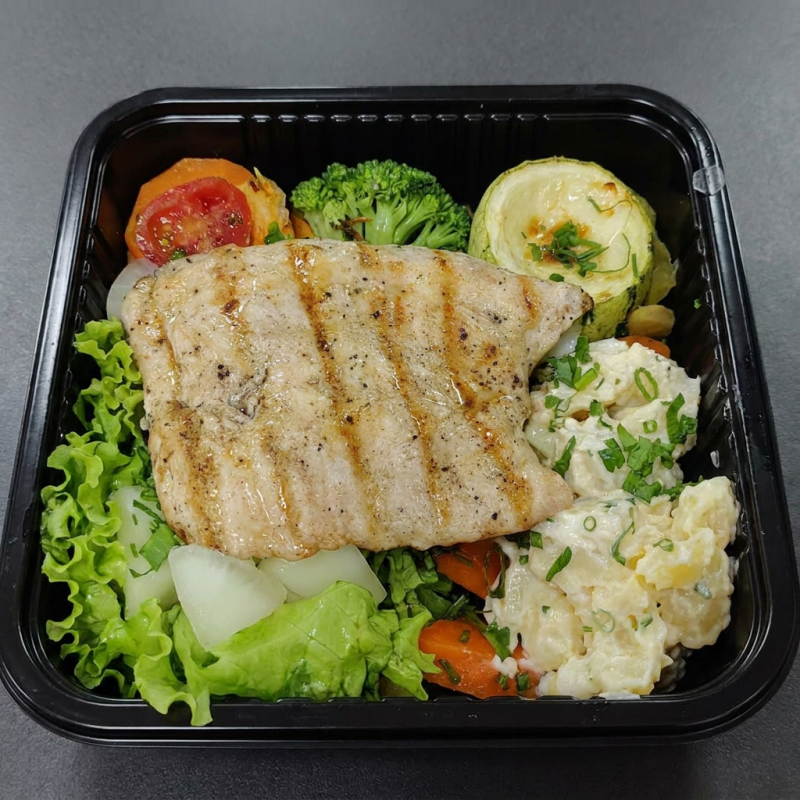 Salada a base de folhas, tomates frescos, e legumes da estação.
Proteínas disponíveis: Tilápia, Salmão, Filé de frango, Ovos cozidos, Contrafilé, medalhão de boi ou linguiça caseira fatiada.