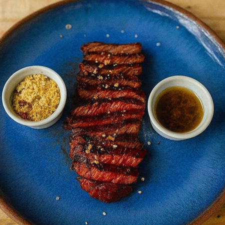 Corte especial da costela bovina (Angus), conhecido por sua maciez superior e sabor robusto. Com excelente marmoreio, garantimos uma carne extremamente suculenta e saborosa, preparada na grelha no ponto de sua preferência. (sugerimos a carne ao ponto para mal passada). Acompanha farofa e chimichurri da casa. *300g in natura