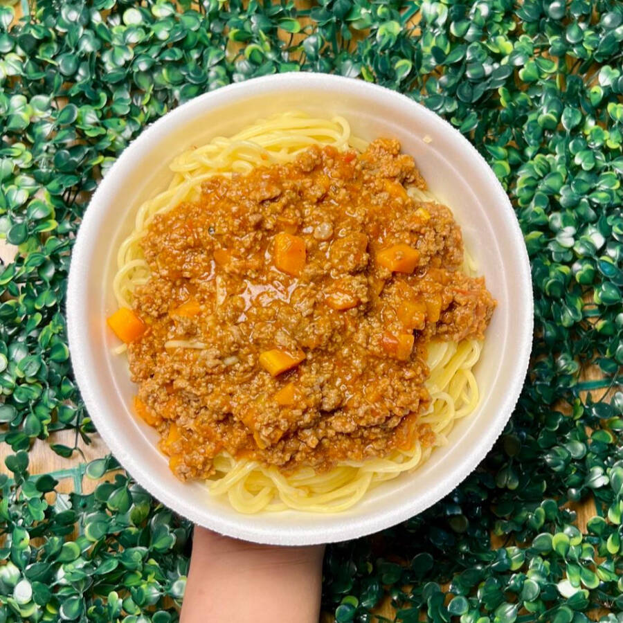 Espaguete ao alho e óleo, servido com molho caseiro de tomate, cenorinha em cubos, carne moida de primeira qualidade e tempero da casa.