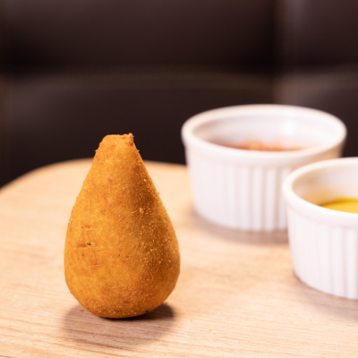 coxinha com frango desfiado e levemente temperado