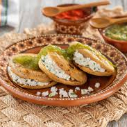 3 Gorditas, chilorio,chorizo,carnitas + te 500 ml