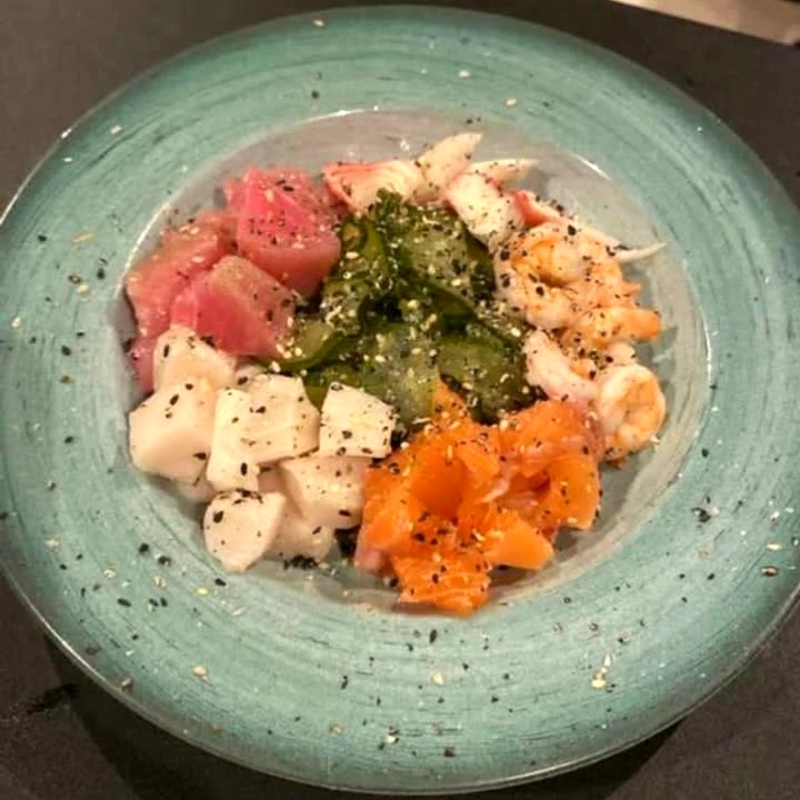 Pepino Japonês, Salmão, Camarão e Kani