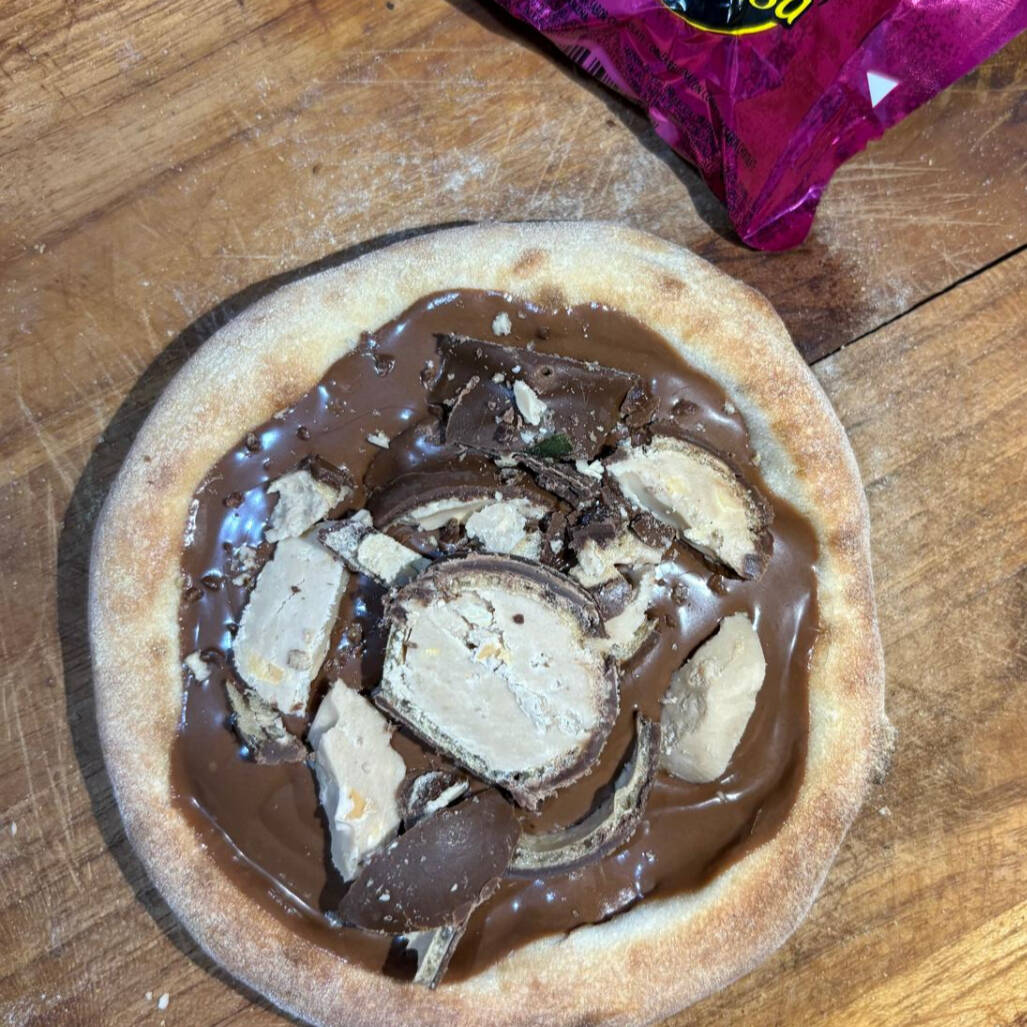 Esfiha Sonho de Valsa! Feita com Chocolate ao Leite e Bombons!