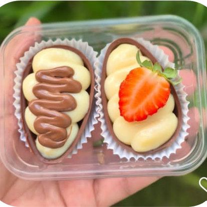 Um ovo de ninho com morango e um de ninho com nutella