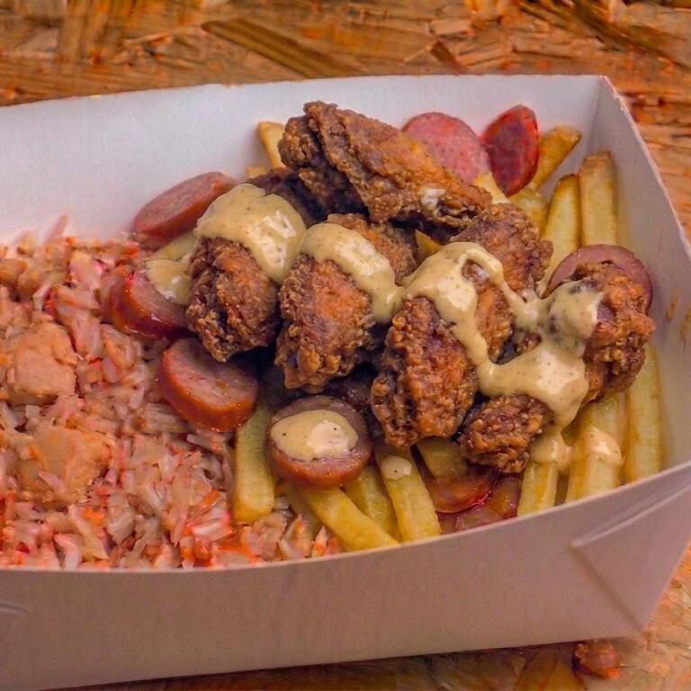 Salchichaufa Alitas Chicharrón
