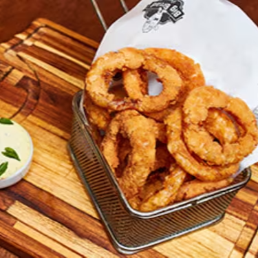 Anéis de cebola empanados