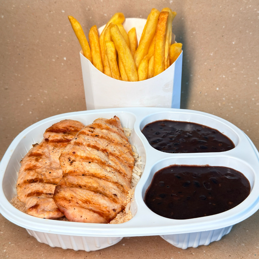 Peito de frango grelhado, arroz, feijão, farofa e fritas ***Bebida Conforme Disponibilidade ***