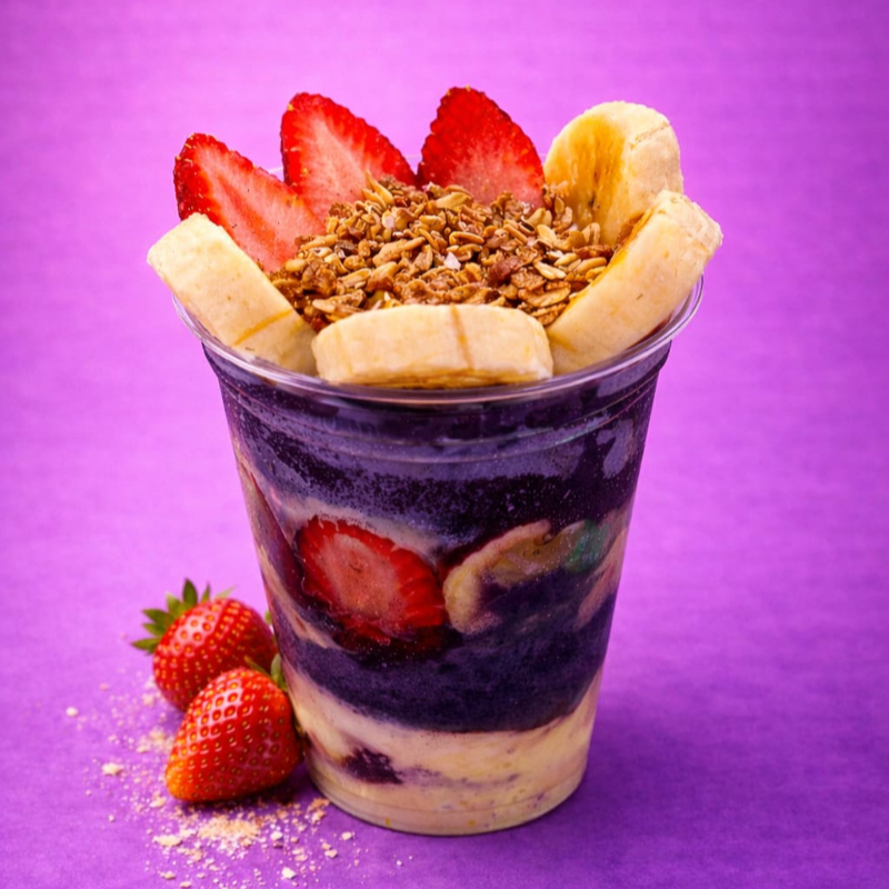 Uma explosão de sabor em cada colher! Nosso açaí cremoso é combinado com banana e morango fresquinhos, granola crocante e finalizado com um delicioso toque de leite condensado. A mistura perfeita entre frescor, crocância e doçura, ideal para quem quer se refrescar e se deliciar a qualquer hora do Dia. Acompanha: • Banana • Morango • Granola • Leite condensado