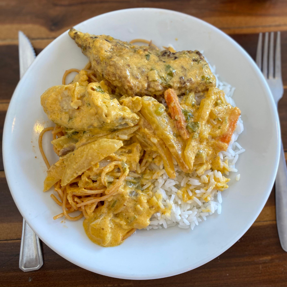 Feijão mulato, arroz, macarrão, peixe de coco, vinagrete e farofa.