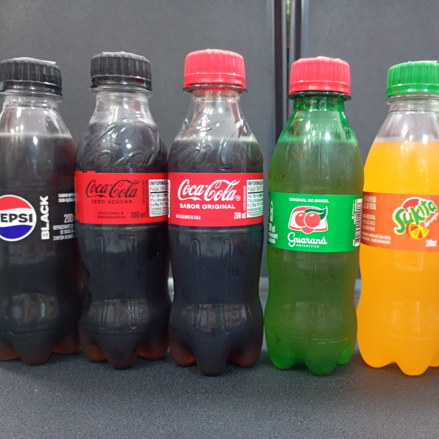 Escolha entre Coca-Cola, Pepsi, Guaraná e Fanta em garrafas pets de 200ml, perfeitas para um refresco rápido e prático.