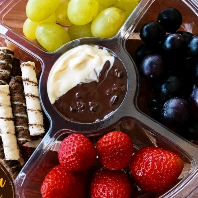 Um delicioso kit de fondue que pode ser dividido entre amigos e família, ele possuí uma cobertura deliciosa de Kit Kat branco e chocolate ao leite, além de ser composto por frutas fresquinhas e bijus deliciosos !!!