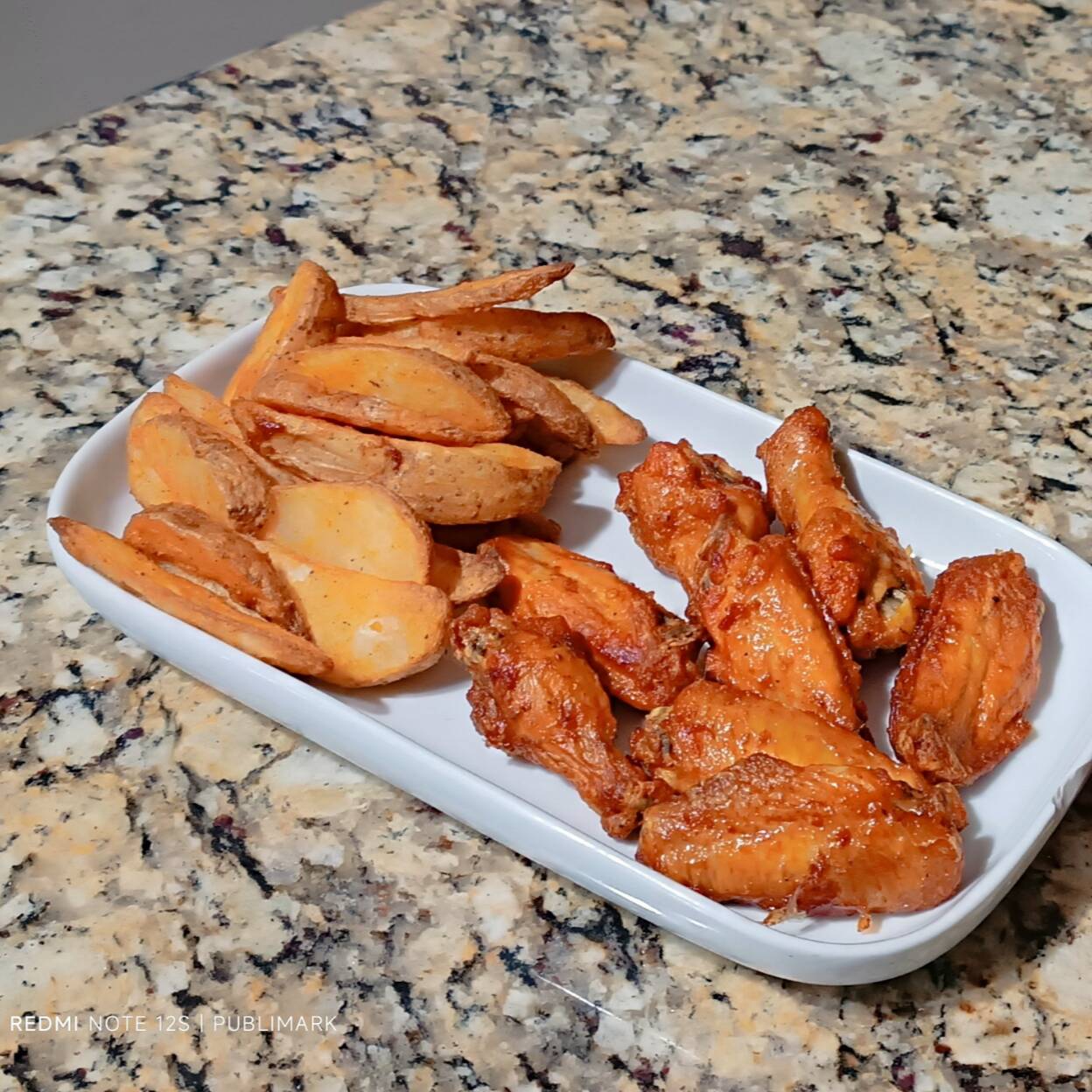 Combo Alitas con Papas en Gajo.