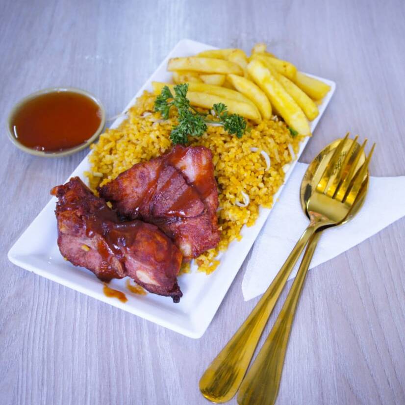 personal con costillas BBQ