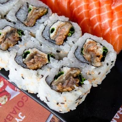 arroz, cream cheese, nori e pele de salmao frita