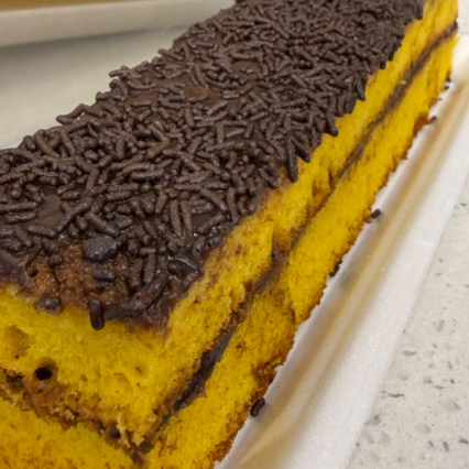 Delicioso bolo de cenoura, com massa macia e leve, recheado com um irresistível creme de chocolate.