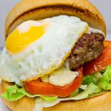 CARNE BOVINA, OVO, MAIONESE, ALFACE E TOMATE