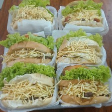 CAMARÃO, QUEIJO, PRESUNTO, SALADA E BATATA PALHA