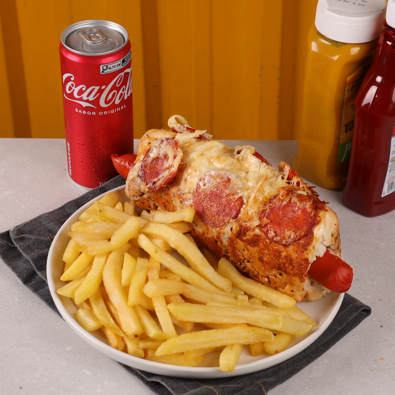 Combo super snoopy pepperoni(2 salsichas, pure de batata caseiro, batata palha, cheddar, maionese caseira + doritos e tudo coberto por queijo gratinado + batata frita + refri