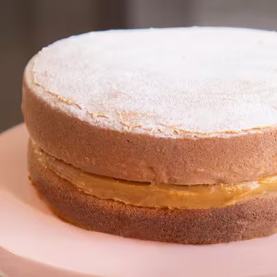 Uma releitura em forma de bolo do tradicional doce das festas de casamento. Uma massa molhadinha super macia com muito recheio de doce de leite. Delicioso e irresistível!
Peso aproximado do bolo: 880 gramas
Rende aproximadamente 14 fatias de 60 gramas
Alérgicos: Contém Glúten e Lactose. Contém leite e derivados, derivados do trigo, derivados da soja, ovo e coco.
Para informações de ingredientes e tabela nutricional consulte o site.