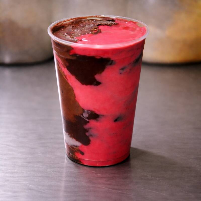 Açaí cremoso em um copo trufado com muita Nutella e muuito mousse de morango.