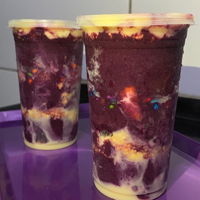 Acompanha : Açai + 3 complementos + 2 fruta + 1 calda ( por camadas ) - COMPLEMENTOS IGUAL PARA OS 2