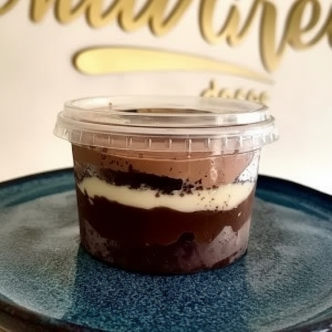 Bolo de pote com massa de chocolate, recheio de brigadeiro e Ninho. Combinação clássica, cremosa e simplesmente irresistível!