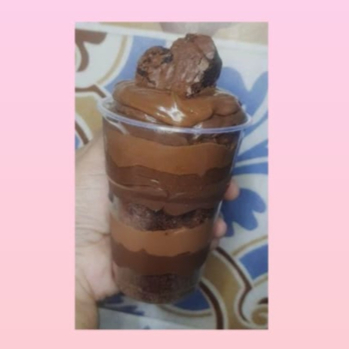 Nosso Copo da Felicidade Chocotela é feito com um cremoso chocolate 50% cacau, combinado com pedaços de barra de chocolate nobre meio amargo, uma camada generosa de Nutella original e pedaços macios de brownie artesanal.  Finalizado com mais Nutella, esse copo é pura tentação em cada colherada! 🤎 Copo de 200 ml — intensidade e prazer na medida certa! 🍫✨