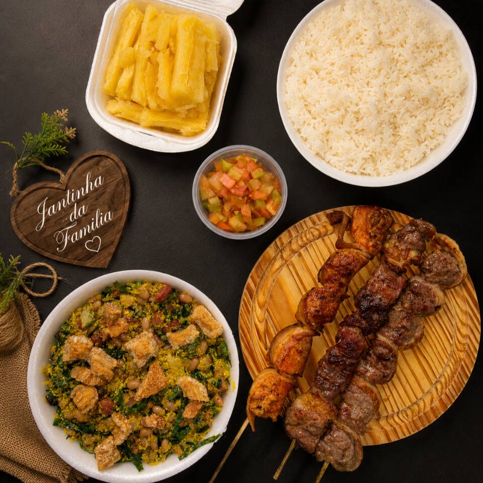 Combo completo para dividir com a família e aproveitar uma jantinha bem servida e saborosa! Acompanha 1 marmitex de arroz soltinho, 1 marmitex de feijão tropeiro bem temperado, 1 mandioca mini, 1 copo pequeno de vinagrete fresquinho e 3 espetinhos: contra-filé, picanha montada e frango com bacon. Serve até 3 pessoas Acompanha 3 espetinhos: 1 contra-filé, 1 picanha montada e 1 frango com bacon Ideal para quem quer uma refeição completa, prática e cheia de sabor.