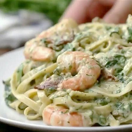 Macarrão com molho de camarão ( camarão cozido no leite de coco com extrato de tomate e especiarias )