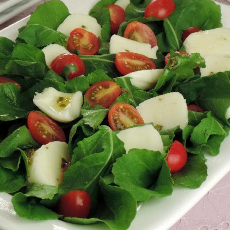 A Salada Prime, de nossa categoria Saladas, é uma composição harmoniosa e nutritiva de rúcula fresca, tomate-cereja suculento, milho verde saboroso e palmito picado crocante. Cada ingrediente foi cuidadosamente selecionado e preparado para oferecer a você uma experiência gastronômica única, repleta de cores vibrantes e sabores intensos. Ideal para quem busca uma refeição leve, saudável e deliciosa, a Salada Prime é uma excelente opção para quem preza por uma alimentação equilibrada sem abrir mão do sabor