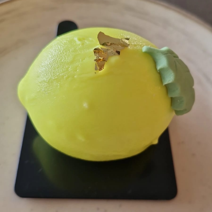 entrement lemon deliciosa ganache de chocolate branco trufada, com recheio de compota artesanal de limão siciliano e hortelã, coberto com chocolate nobre branco.