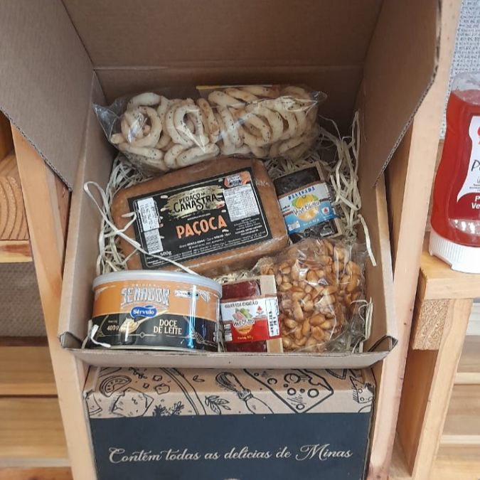 Kit de produtos variados da roça com desconto especial. Para presentear ou se deliciar!
Itens:
- Caixa Canastra Temática com palhas tipo cesta para embelezar ainda mais seu Kit presente.
- 1 Doce de Leite Senador Lata 400g - 3º melhor doce de leite no Concurso Mundial e campeão na Minas Láctea.
- 1 Paçoca de Amendoim caseira em Barra 500g
- 1 Biscoitinho Artesanal 60g
- 1 Mini Goiabada cascão barra no Mdf 40g
- 1 Mini Bananada barra no Mdf 40g
- 2 Pé de Moleque 60g cada