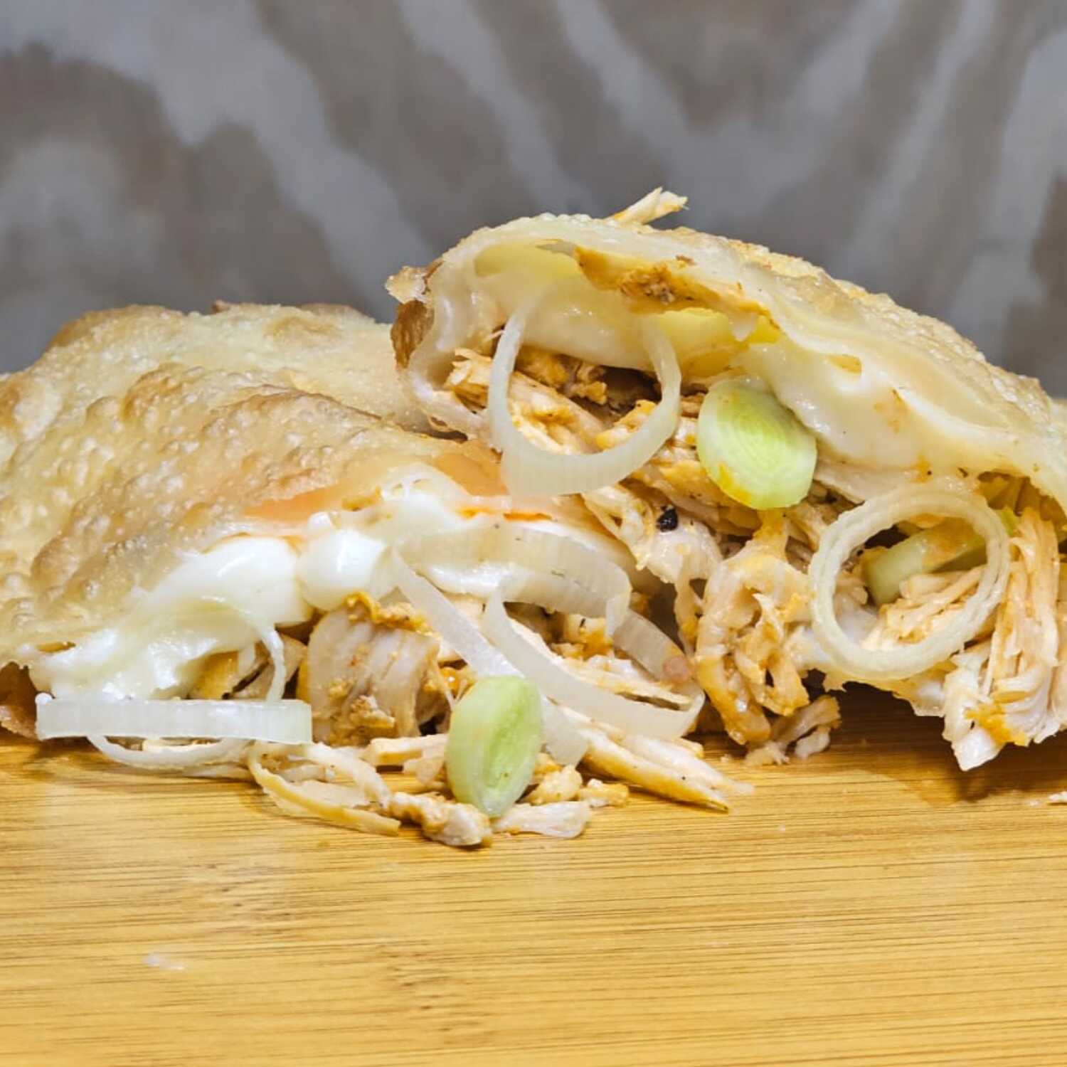 Delicioso frango desfiado suculento e temperado com Cream Cheese e alho poró, Experimente essa explosão de sabores!