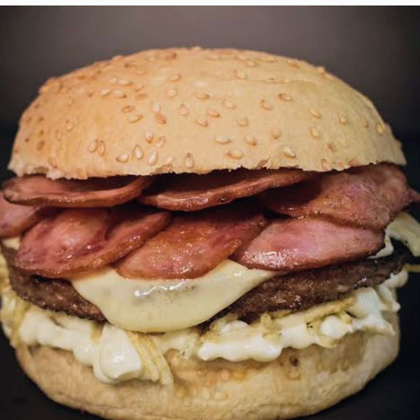 Pão, carne artesanal 100g, queijo cheddar, ovo, calabresa e cebola caramelizada e molho especial.