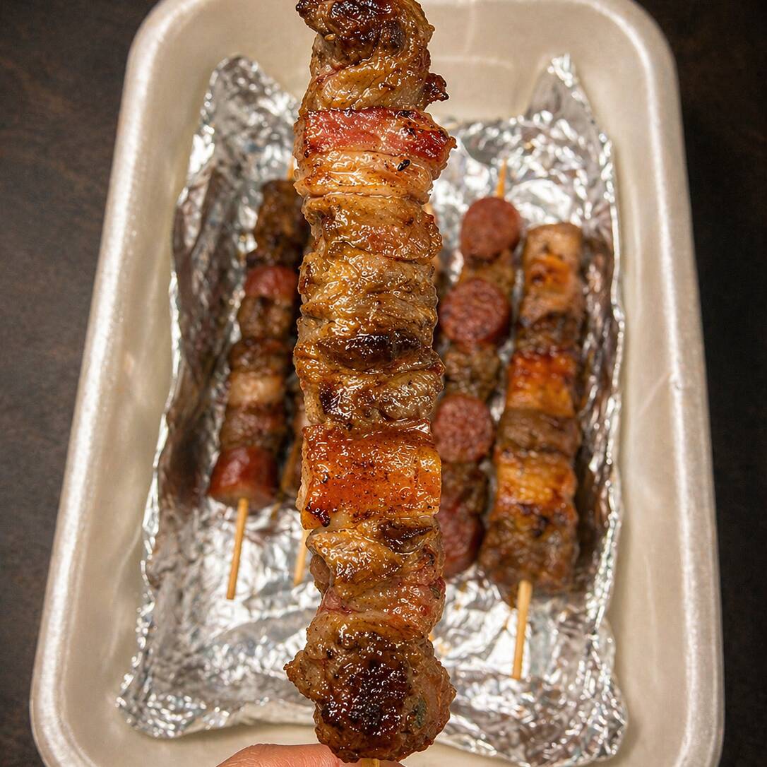 Para os verdadeiros amantes de sabor! Cubos selecionados de carne bovina intercalados com fatias generosas de bacon que, ao irem para a brasa, derretem e deixam a carne ainda mais suculenta e Saborosa. (Aprox. 100g-105g).
