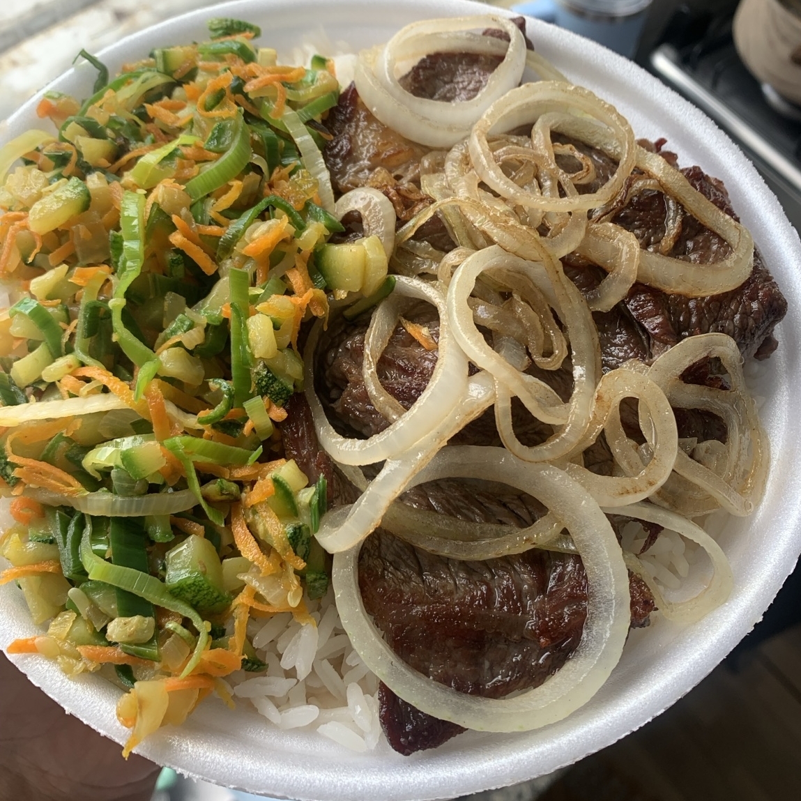 arroz, feijão, salada, 1 mistura, 1 acompanhamento (escolha do cliente).