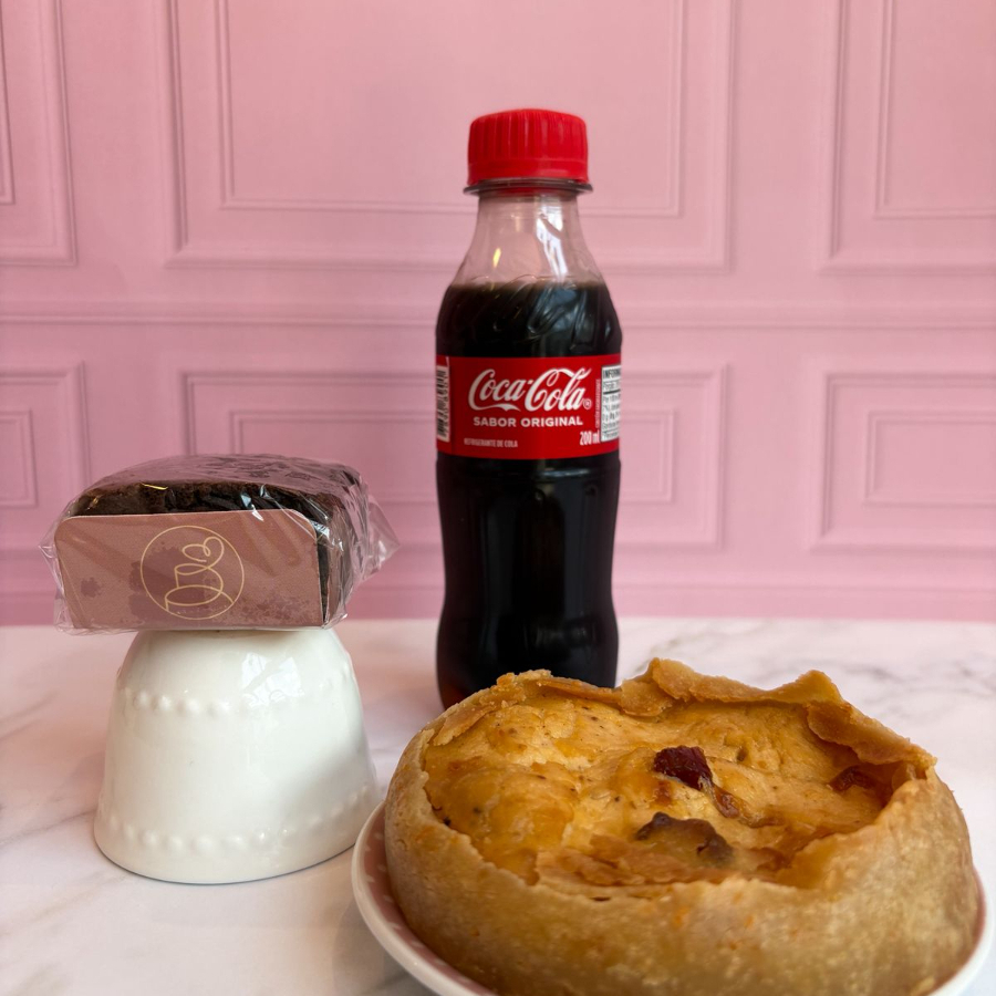 Esse combo junta um brownie recheado de doce de leite super cremoso , uma quiche caprichada e ainda leva 1x Coca-Cola 200ml.