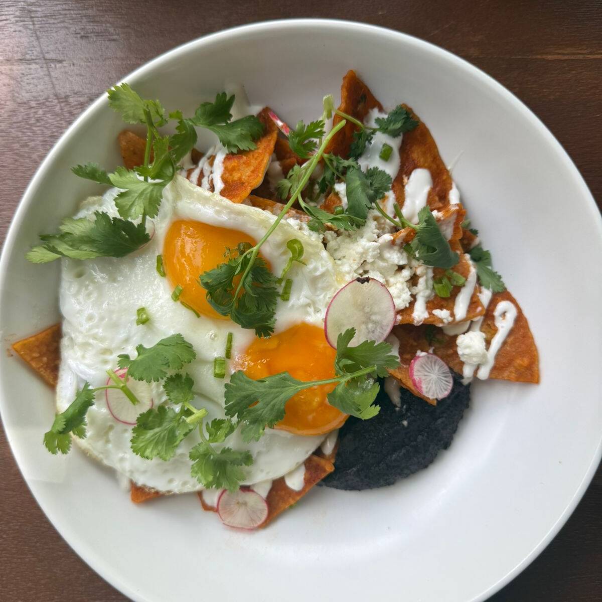 Chilaquiles rojos con huevo