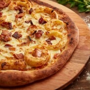 Preparada com molho de tomates frescos, mozzarella especial, cebola dorê e bacon Finalizada com azeitonas pretas fatiada