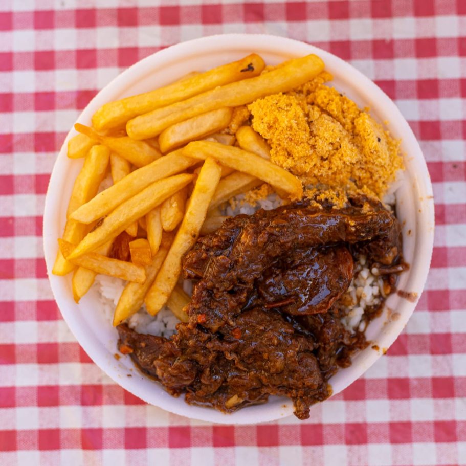 Arroz fresquinho, feijão delicioso, carne assada, batata frita, farofa