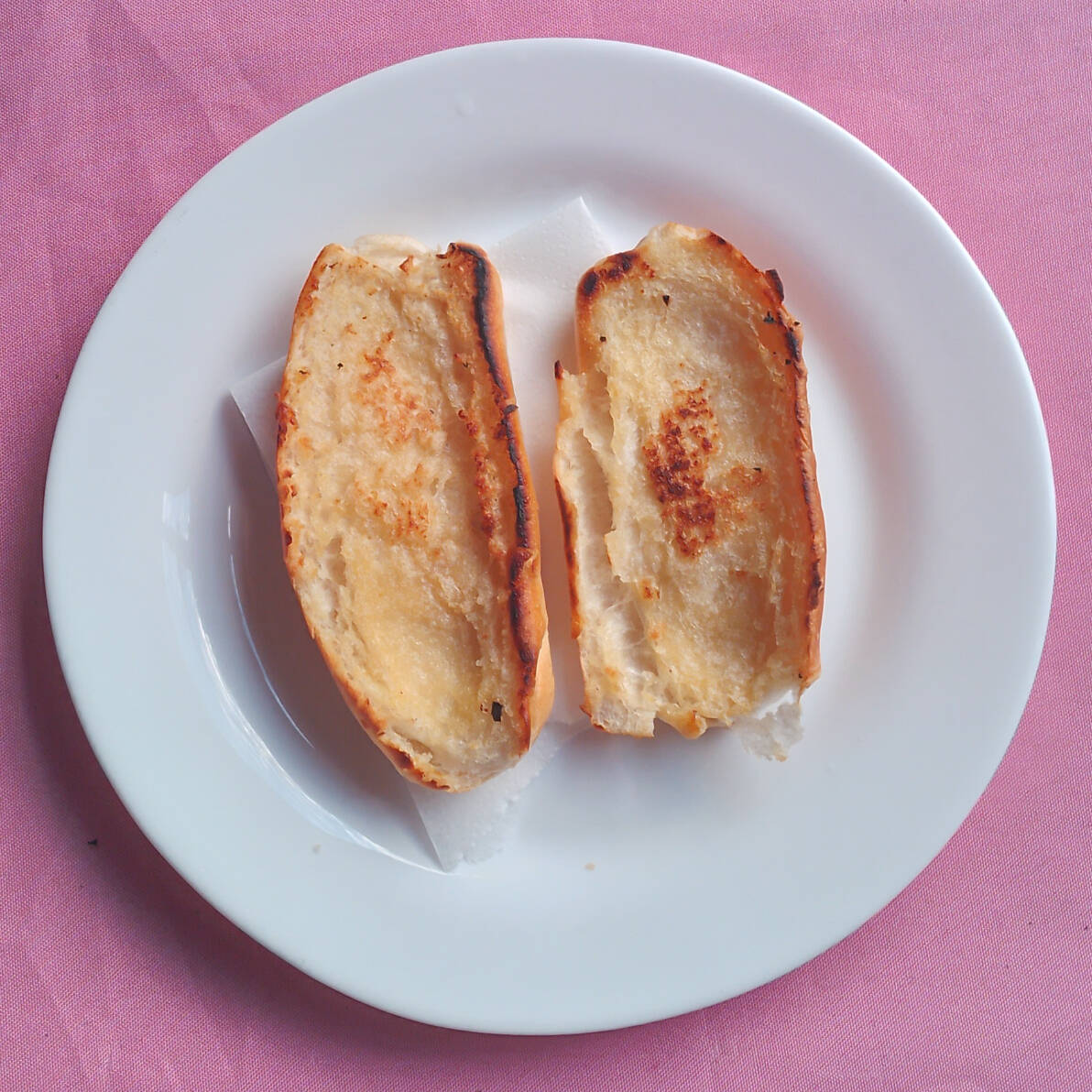 Pão com manteiga passado na chapa