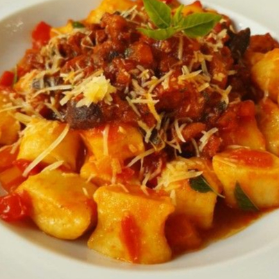 Nhoque Artesanal de Batatas com Ragú de Linguiça Toscana