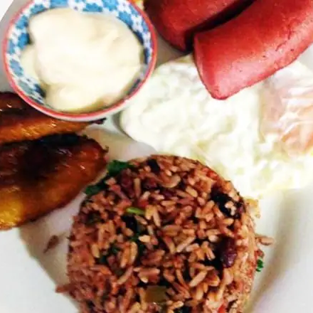 Gallo Pinto con Huevo, Salchichón, Queso