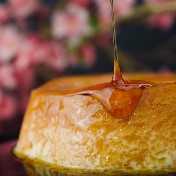 Delicie-se com nosso incrível Pudim de Leite Condensado Moça de aproximadamente 650g. Da categoria 'Sobremesas Do Japa Loko', este doce irresistível é uma autêntica tentação. Preparado com a mais alta qualidade de ingredientes, nosso pudim exala um aroma inconfundível, prometendo uma experiência sensorial deliciosa. O sabor suave e cremoso do leite condensado se funde com a textura macia e delicada do pudim, proporcionando uma sobremesa verdadeiramente irresistível. Ideal para finalizar sua refeição com chave de ouro, ou simplesmente para aquele momento especial de indulgência.