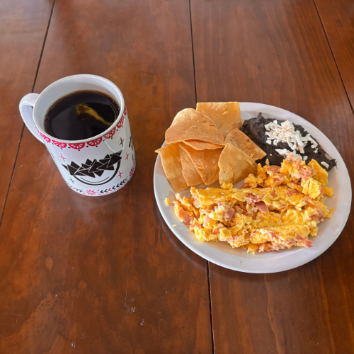 Huevito con Jamón y Café Americano