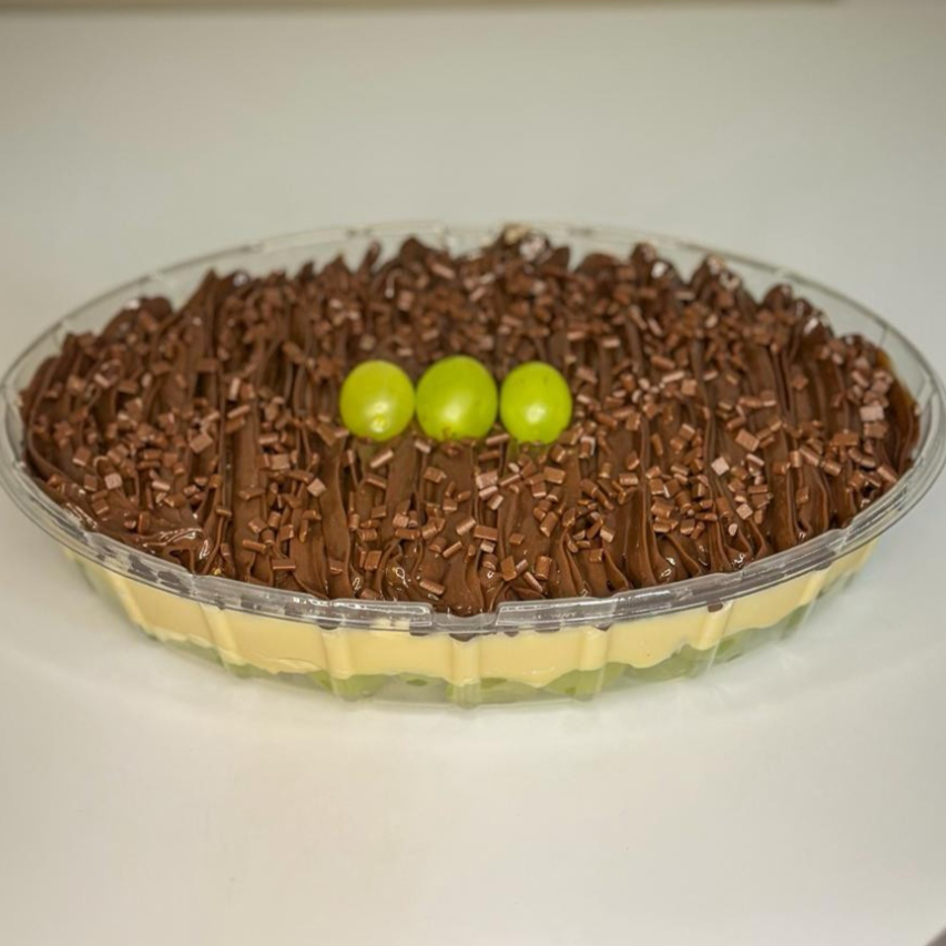 **Bombom de Uva Verde sem semente na Travessa - apróx 1,300kg** Experimente nossa incrível Travessa de Bombom de Uva verde sem semente! Esta sobremesa é uma verdadeira delícia: uvas verdes frescas e suculentas com um cremoso brigadeiro branco com chocolate branco, proporcionando uma explosão de sabor a cada colherada. A travessa é coberta com um brigadeiro cremoso de 50% cacau, que traz um toque rico e intenso. Perfeita para compartilhar em festas ou para aquele momento especial, essa sobremesa promete encantar todos os paladares. Peça agora e saboreie essa combinação irresistível!